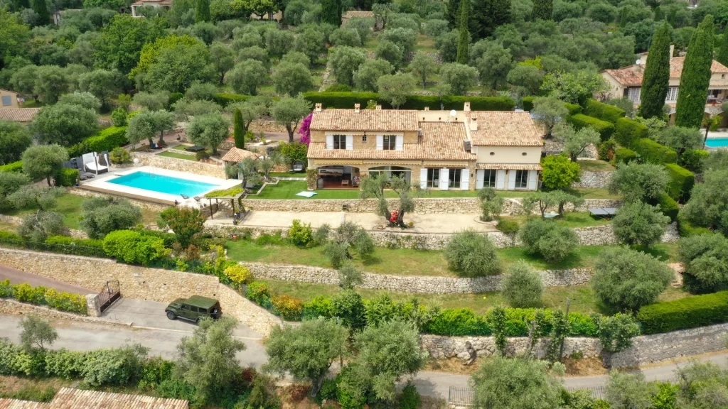 Vue aérienne de la Villa Plen Souleù à Cabris, avec piscine, terrain de pétanque et oliviers centenaires.