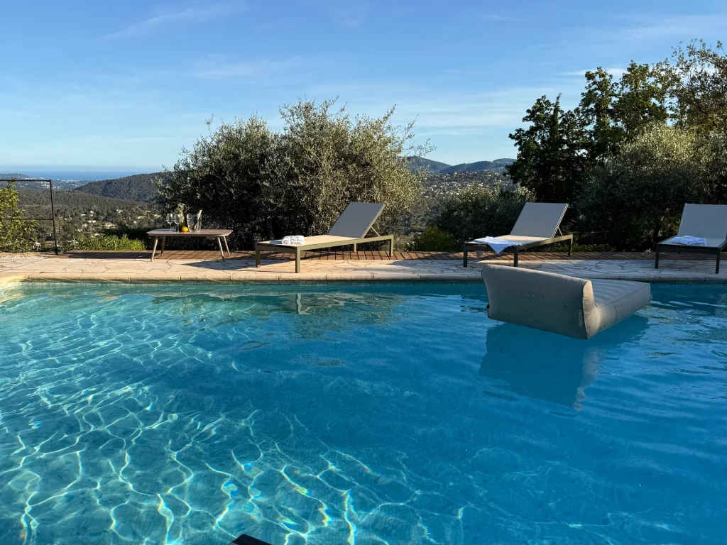 Piscine et terrasse de la Villa Plen Souleù à Cabris, avec vue panoramique sur la baie de Cannes.
