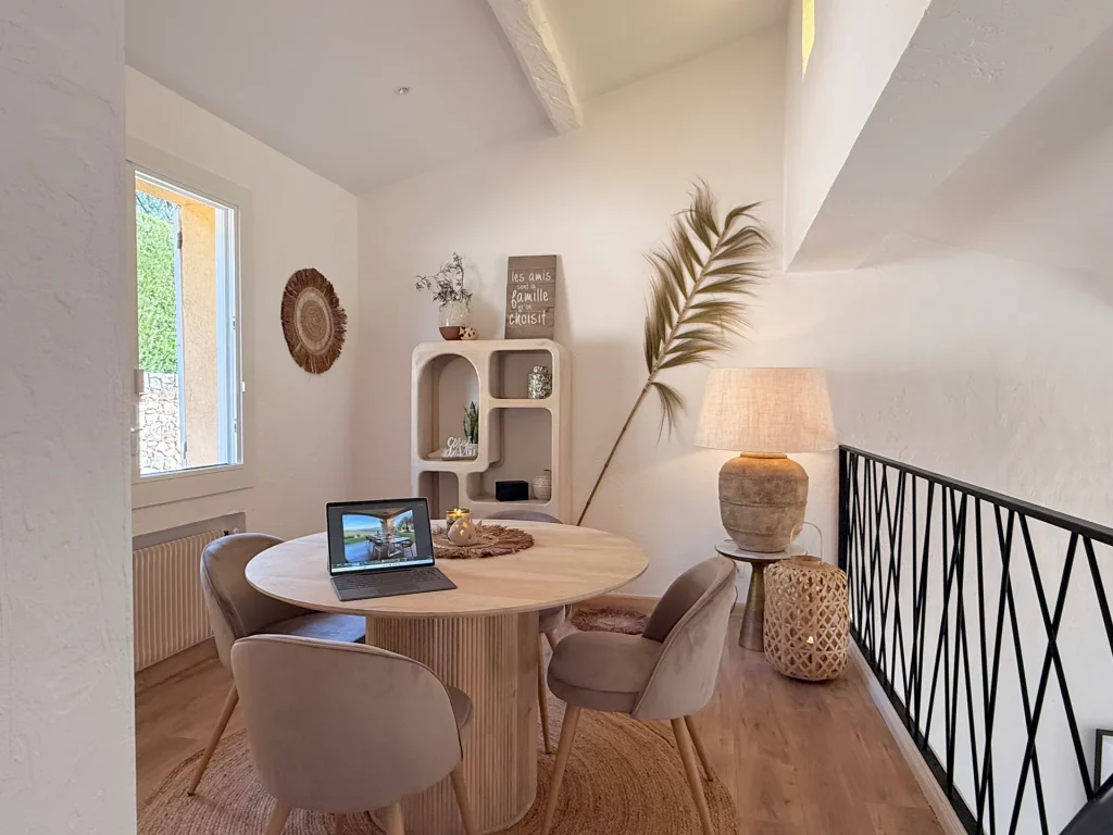 Coin repas et bureau sur mezzanine à la Villa Plen Souleù, Cabris, avec vue sur la Côte d'Azur.