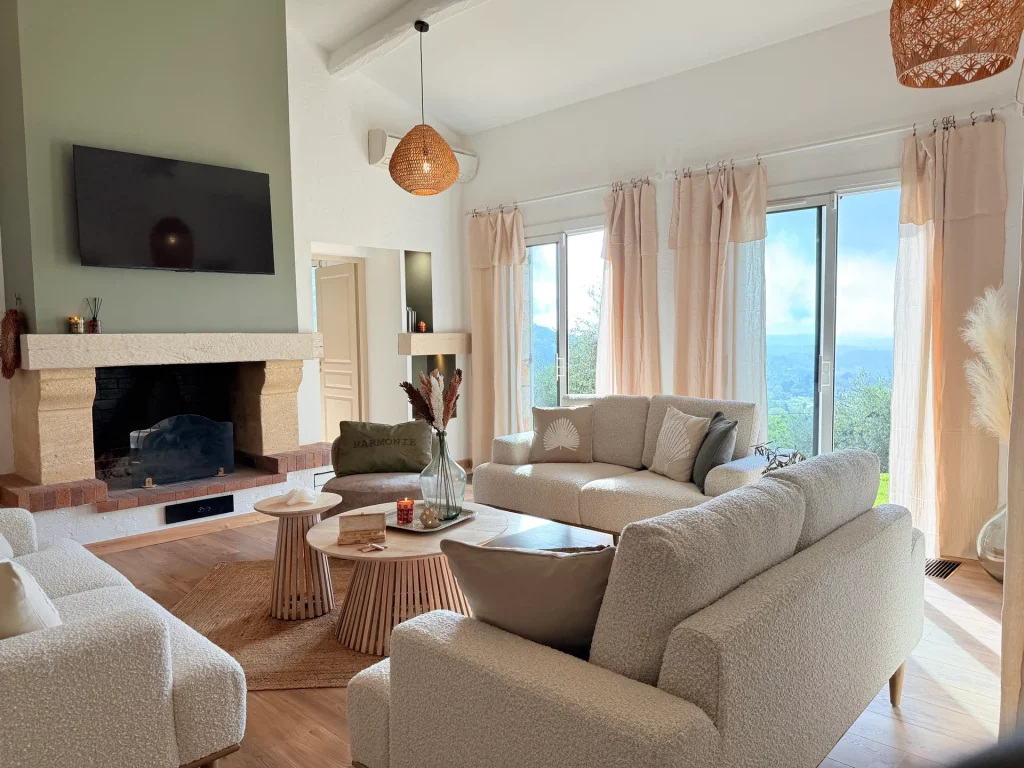 Salon lumineux de la Villa Plen Souleù à Cabris avec vue panoramique sur la baie de Cannes.