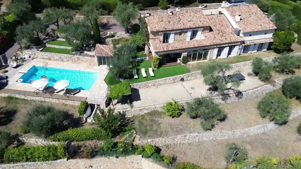 Le domaine vu du ciel : la maison, la piscine et les terrasses d’oliviers