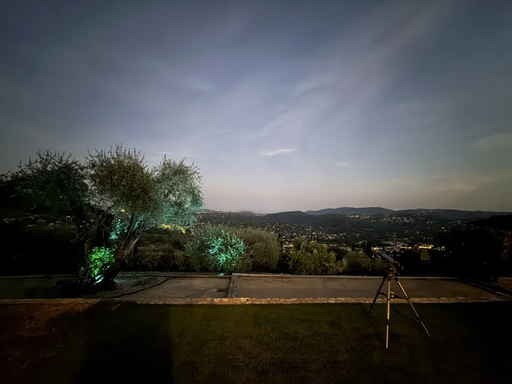 Le jardin au soir, les lumières de la vallée à l'horizon