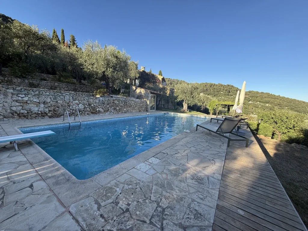 La piscine et son parasol, la vallée en contrebas